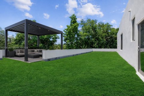 House in Miami, Florida 6 bedrooms, 643.63 sq.m. № 2189055 - photo 24