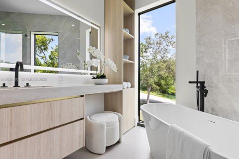 House in Miami, Florida 6 bedrooms, 643.63 sq.m. № 2189055 - photo 18