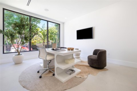 House in Miami, Florida 6 bedrooms, 643.63 sq.m. № 2189055 - photo 14