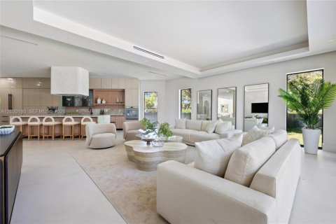 House in Miami, Florida 6 bedrooms, 643.63 sq.m. № 2189055 - photo 9