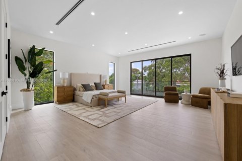 House in Miami, Florida 6 bedrooms, 643.63 sq.m. № 2189055 - photo 15