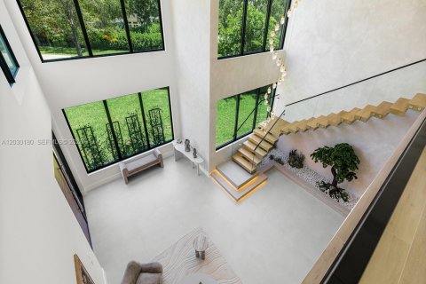 House in Miami, Florida 6 bedrooms, 643.63 sq.m. № 2189055 - photo 4