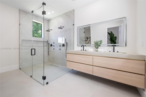 House in Miami, Florida 6 bedrooms, 643.63 sq.m. № 2189055 - photo 20