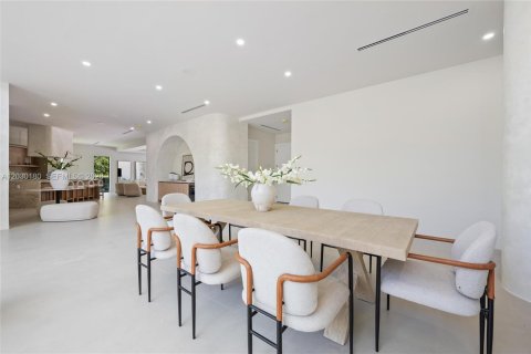 House in Miami, Florida 6 bedrooms, 643.63 sq.m. № 2189055 - photo 12