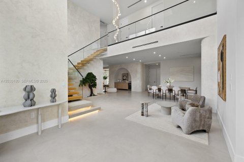 House in Miami, Florida 6 bedrooms, 643.63 sq.m. № 2189055 - photo 5