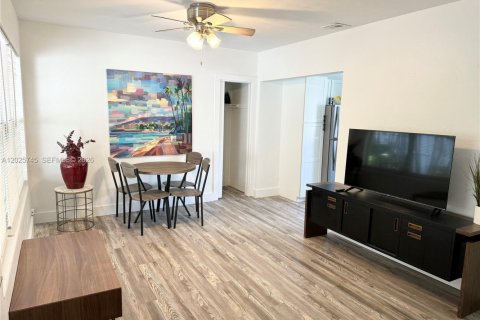 Villa ou maison à louer à Fort Lauderdale, Floride: 2 chambres, 81.75 m2 № 2087790 - photo 3