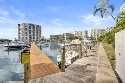 Villa ou maison à Hallandale Beach, Floride 3 chambres, 150.87 m2 № 2034724