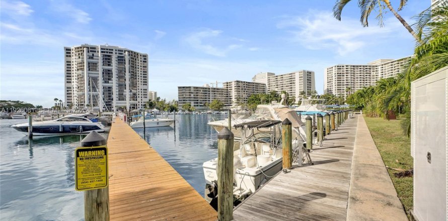 Villa ou maison à Hallandale Beach, Floride 3 chambres, 150.87 m2 № 2034724