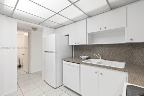 Condo in Hollywood, Florida, 1 bedroom № 2091326 - photo 7