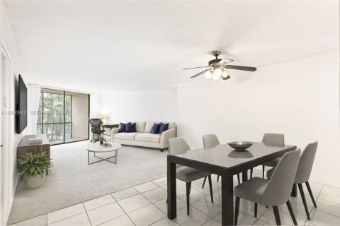 Condo in Hollywood, Florida, 1 bedroom № 2091326 - photo 4