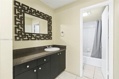Condo in Hollywood, Florida, 1 bedroom № 2091326 - photo 14