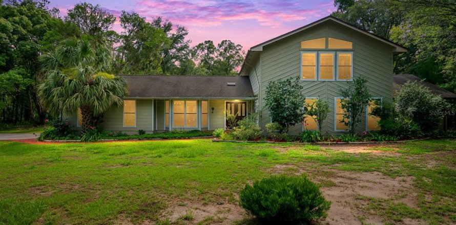 House in Gainesville, Florida 3 bedrooms, 263.84 sq.m. № 1827327