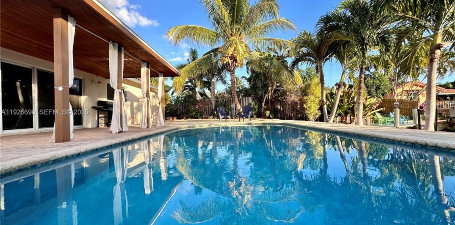 House in Fort Lauderdale, Florida 3 bedrooms, 147.71 sq.m. № 1994203