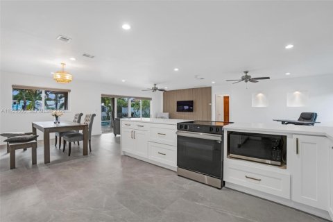 House in Fort Lauderdale, Florida 3 bedrooms, 147.71 sq.m. № 1994203 - photo 8