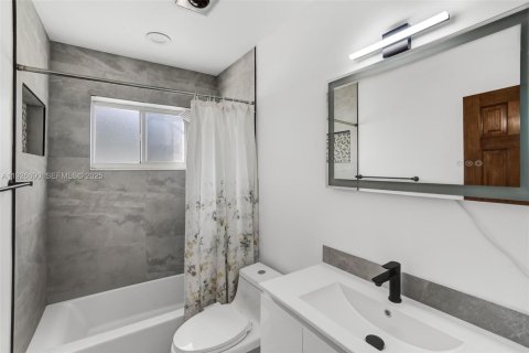 House in Fort Lauderdale, Florida 3 bedrooms, 147.71 sq.m. № 1994203 - photo 22