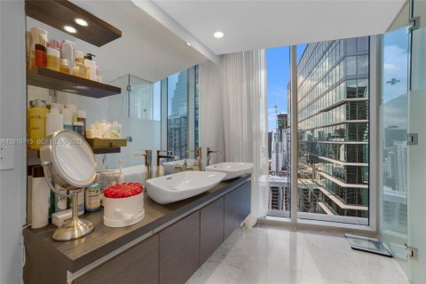 Condominio en venta en Miami, Florida, 2 dormitorios, 142.98 m2 № 2076641 - foto 17