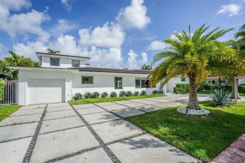Villa ou maison à vendre à Miami Beach, Floride: 5 chambres, 394.65 m2 № 1987310 - photo 2