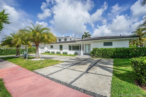 Villa ou maison à vendre à Miami Beach, Floride: 5 chambres, 394.65 m2 № 1987310 - photo 1