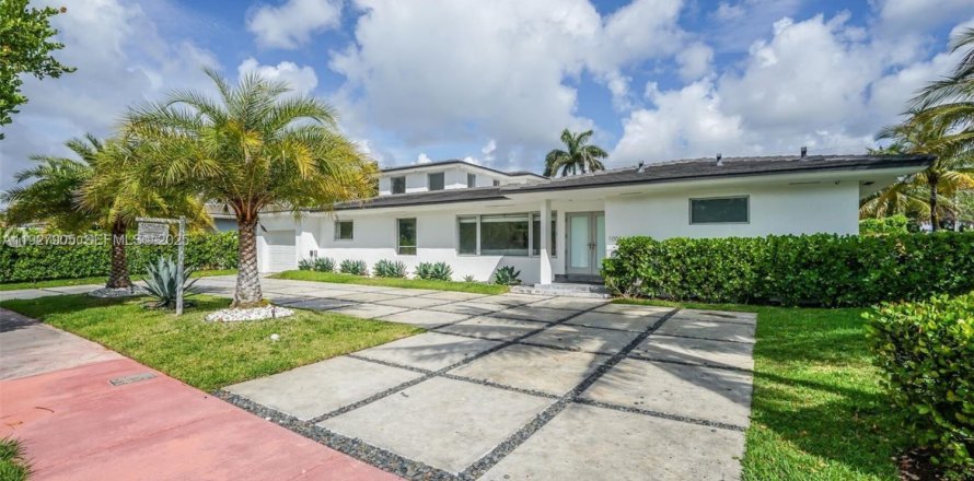 Villa ou maison à Miami Beach, Floride 5 chambres, 394.65 m2 № 1987310