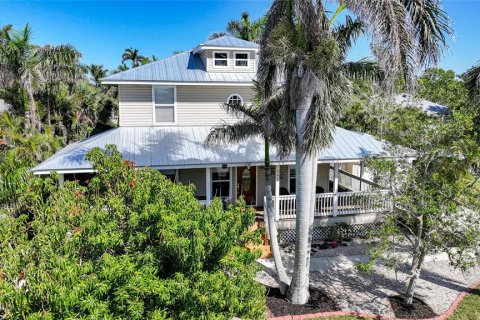 House in Punta Gorda, Florida 4 bedrooms, 199.37 sq.m. № 1916595 - photo 1