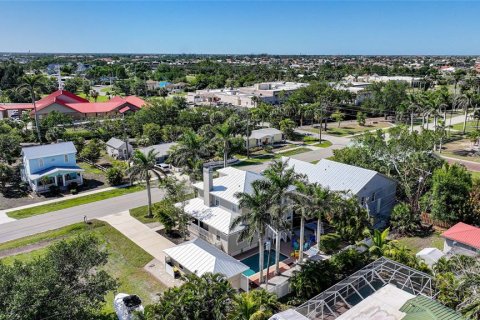 House in Punta Gorda, Florida 4 bedrooms, 199.37 sq.m. № 1916595 - photo 3