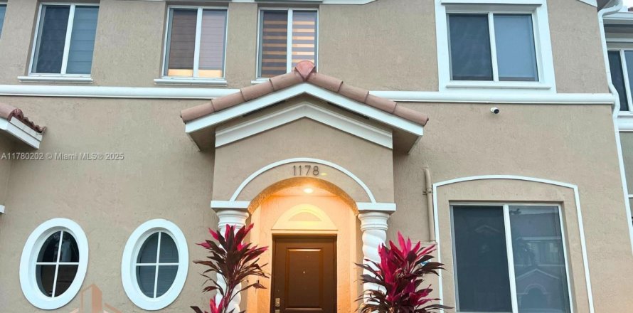 Adosado en Homestead, Florida 4 dormitorios, 127.65 m2 № 1868756