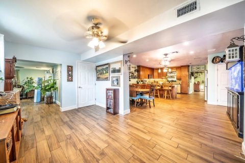 Дом в Дейви, Флорида 5 спален, 180.79м2 № 2063763