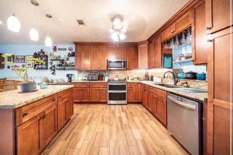 Купить виллу или дом в Дейви, Флорида 5 спален, 180.79м2, № 2063763 - фото 9