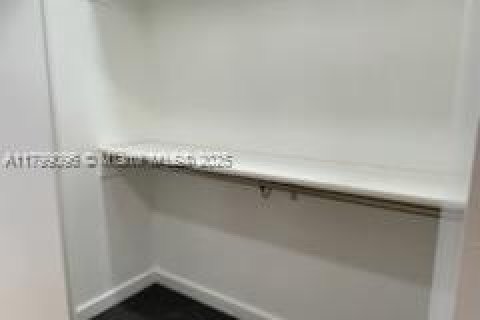 Casa en alquiler en Miami, Florida, 3 dormitorios, 209.12 m2 № 2012559 - foto 30