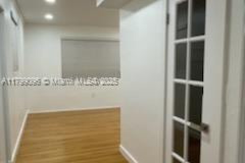 Casa en alquiler en Miami, Florida, 3 dormitorios, 209.12 m2 № 2012559 - foto 22