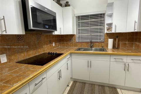 Casa en alquiler en Miami, Florida, 3 dormitorios, 209.12 m2 № 2012559 - foto 16