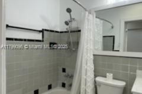 Casa en alquiler en Miami, Florida, 3 dormitorios, 209.12 m2 № 2012559 - foto 28