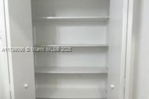 Casa en alquiler en Miami, Florida, 3 dormitorios, 209.12 m2 № 2012559 - foto 29