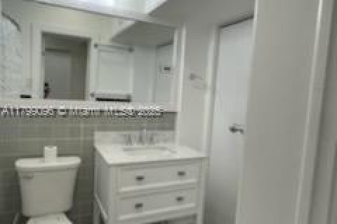 Casa en alquiler en Miami, Florida, 3 dormitorios, 209.12 m2 № 2012559 - foto 27