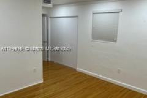 Casa en alquiler en Miami, Florida, 3 dormitorios, 209.12 m2 № 2012559 - foto 23