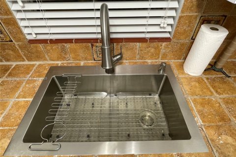 Casa en alquiler en Miami, Florida, 3 dormitorios, 209.12 m2 № 2012559 - foto 17