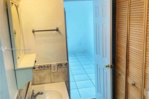Condo in Hialeah, Florida, 3 bedrooms  № 1936687 - photo 10