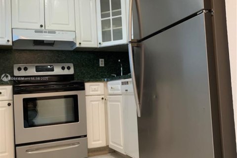 Condo in Hialeah, Florida, 3 bedrooms  № 1936687 - photo 3