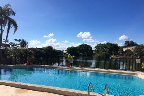 Condominio en venta en Hialeah, Florida, 3 dormitorios, 94.39 m2 № 1936687 - foto 17