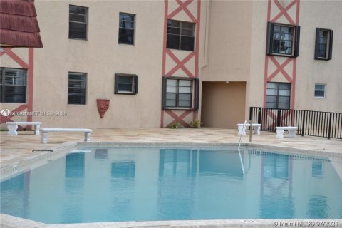 Condominio en venta en Hialeah, Florida, 3 dormitorios, 94.39 m2 № 1936687 - foto 18