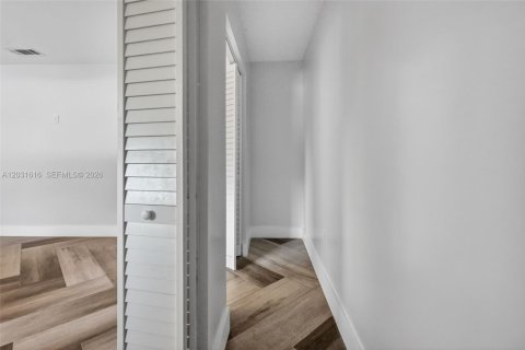 House in North Miami Beach, Florida 2 bedrooms, 127.83 sq.m. № 2244162 - photo 19