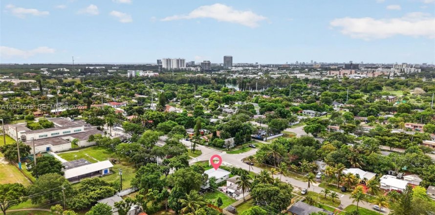 House in North Miami Beach, Florida 2 bedrooms, 127.83 sq.m. № 2244162