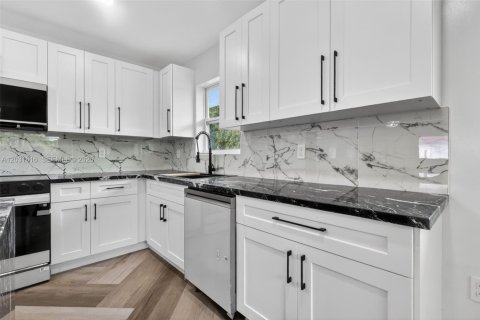 House in North Miami Beach, Florida 2 bedrooms, 127.83 sq.m. № 2244162 - photo 8