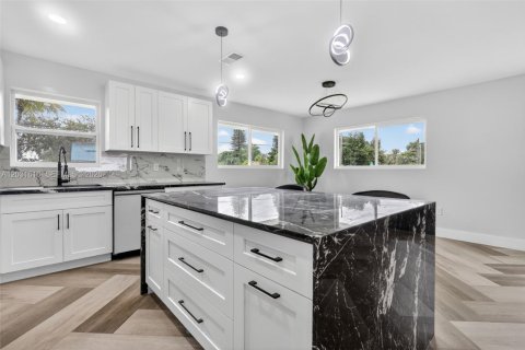 House in North Miami Beach, Florida 2 bedrooms, 127.83 sq.m. № 2244162 - photo 11
