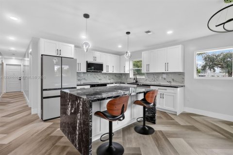 House in North Miami Beach, Florida 2 bedrooms, 127.83 sq.m. № 2244162 - photo 3