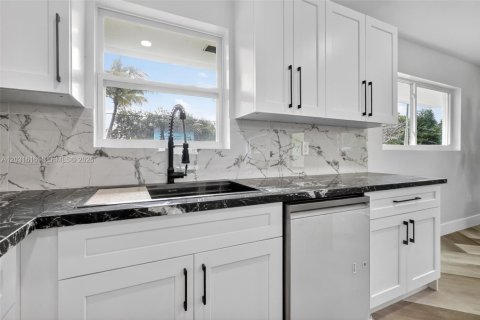 House in North Miami Beach, Florida 2 bedrooms, 127.83 sq.m. № 2244162 - photo 7