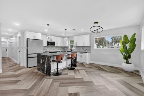 House in North Miami Beach, Florida 2 bedrooms, 127.83 sq.m. № 2244162 - photo 6