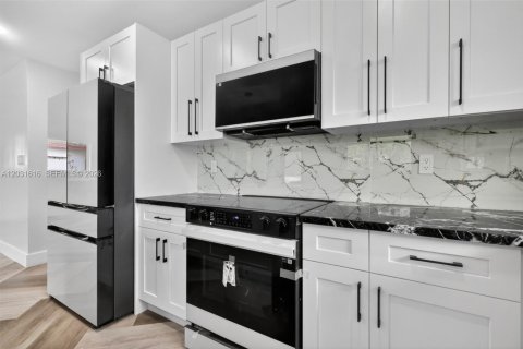 House in North Miami Beach, Florida 2 bedrooms, 127.83 sq.m. № 2244162 - photo 9