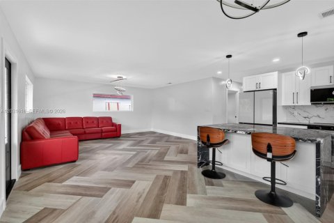House in North Miami Beach, Florida 2 bedrooms, 127.83 sq.m. № 2244162 - photo 12