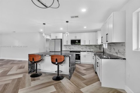 House in North Miami Beach, Florida 2 bedrooms, 127.83 sq.m. № 2244162 - photo 4